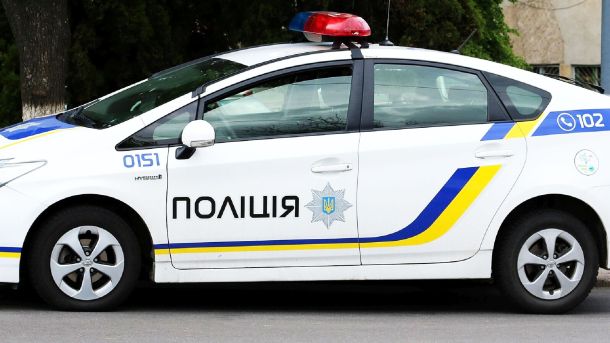 Поліцейський автомобіль Національної поліції України біля будівлі територіального центру комплектування у Києві