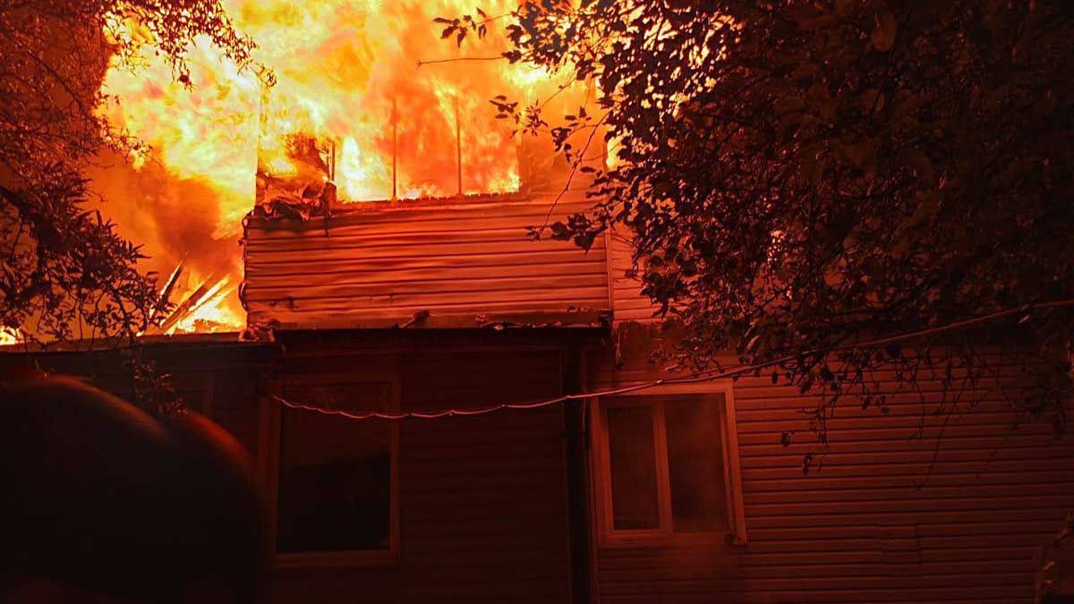 Поранений чоловік у Бориспільському районі: наслідки атаки БпЛА на Київщині Палаючий приватний будинок після повітряної атаки РФ
