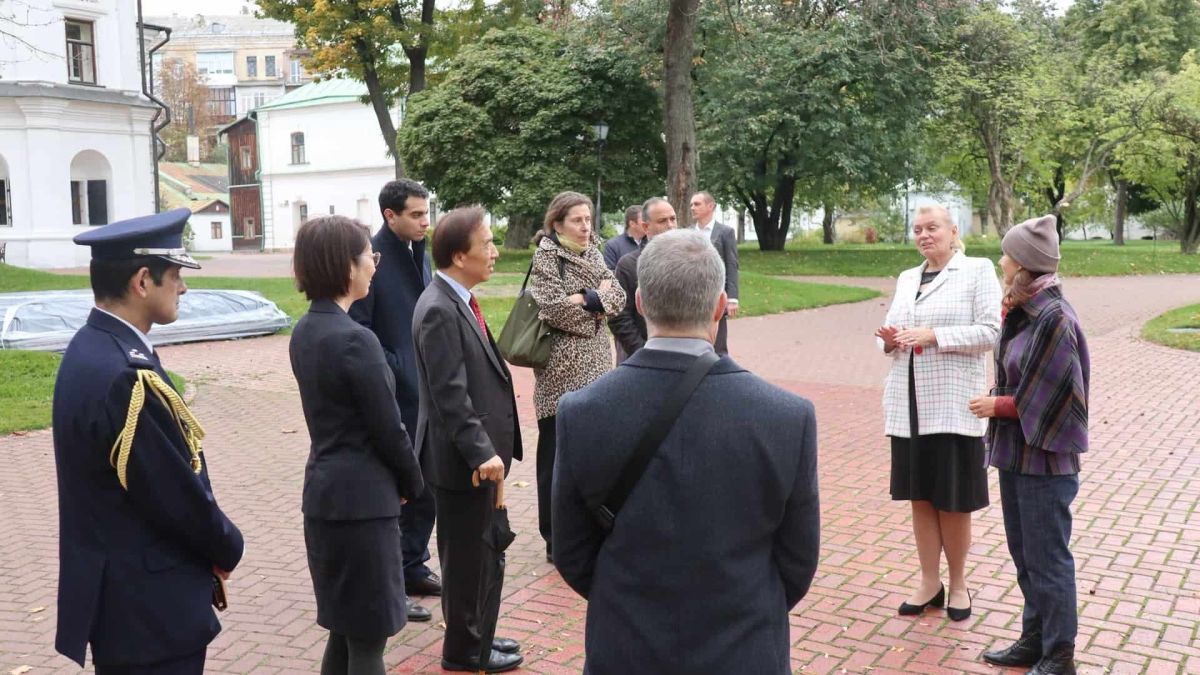 Новоприбулі посли п’яти країн слухають екскурсію на території Національного заповідника «Софія Київська»