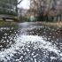 Шар білого граду на мокрому асфальті у дворі багатоповерхівки після зливи у Вишгороді на Київщині 3 липня 2026 року