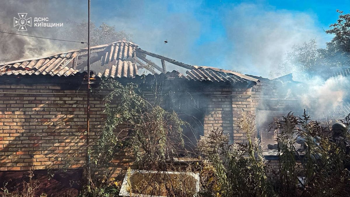 Пожежа в Капітанівці: постраждала людина 1971 року народження Задимлений приватний будинок із пошкодженим дахом на вулиці Соборній у селі Капітанівка на Київщині