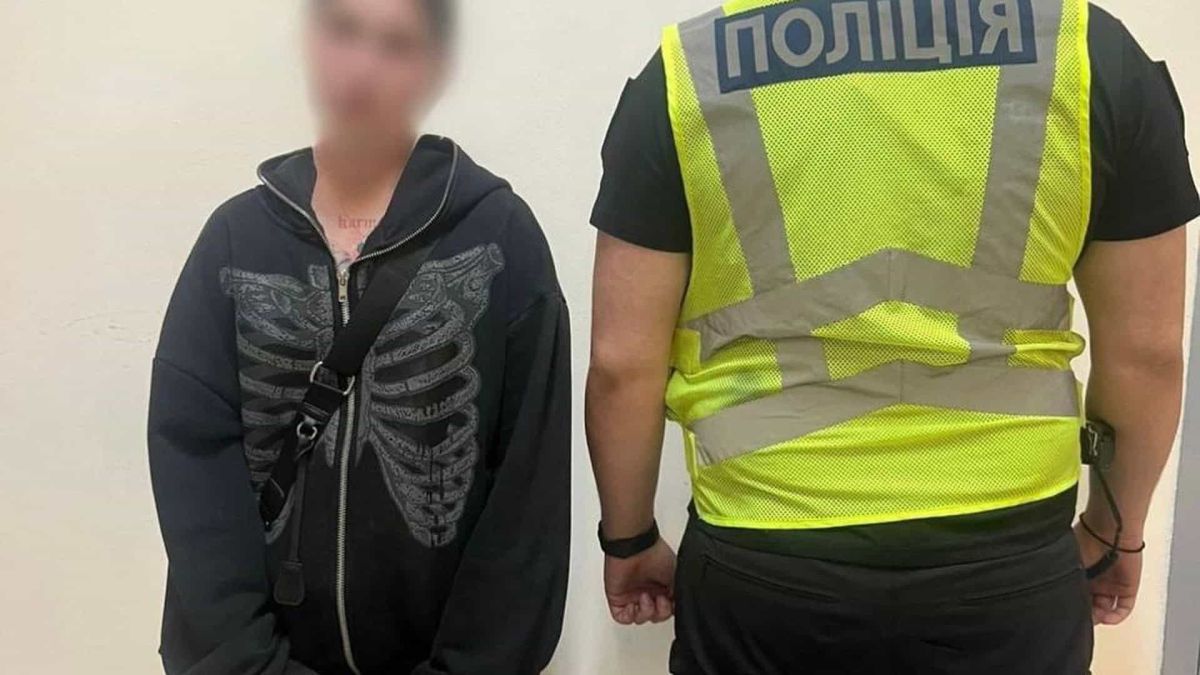 У Києві 18-річна дівчина вдарила військового пляшкою по голові У Києві 18-річна дівчина вдарила військового пляшкою по голові