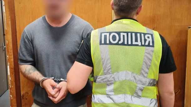 Пожежа на вулиці Лілії Лобанової у Голосіївському районі охопила 800 кв. м Набережне шосе в Києві — місце, де двоє підозрюваних побили 45-річного чоловіка до смерті під час конфлікту вночі