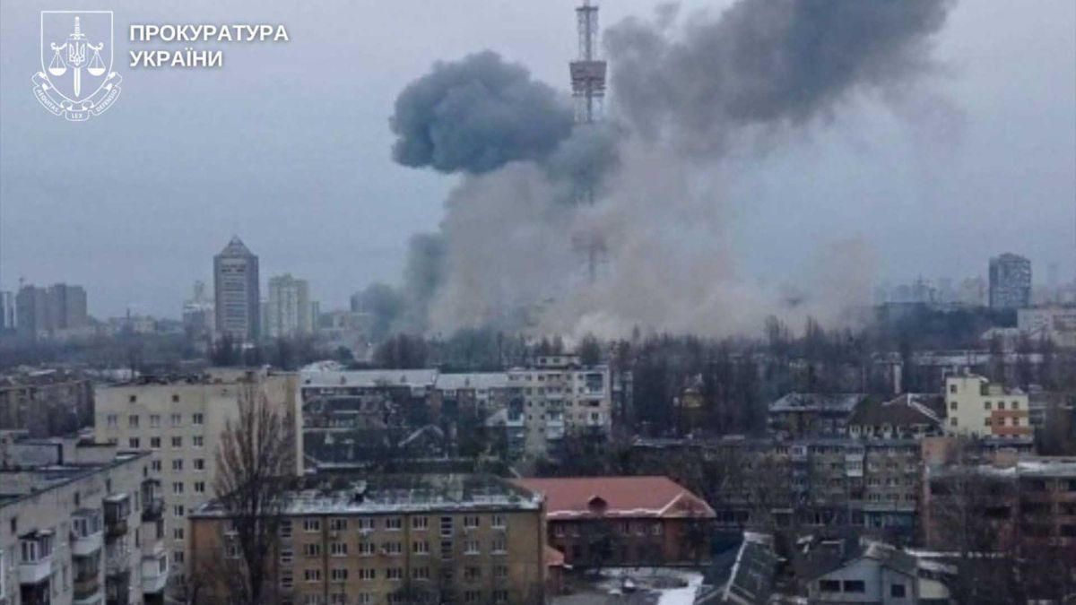 Велика хмара диму після російської ракетної атаки на Київську телевежу, панорама міста з логотипом Прокуратури