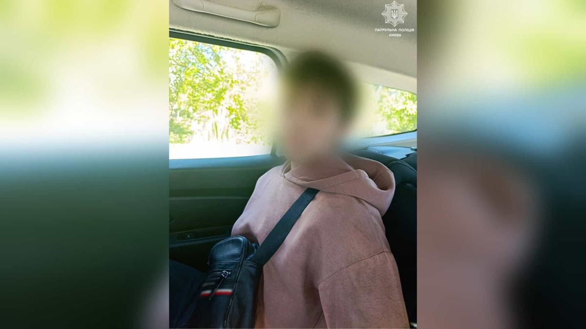 Патрульні поліцейські затримують підозрюваного у Дніпровському р-ні Києва після виявлення близько 60 згортків із ймовірними наркотиками