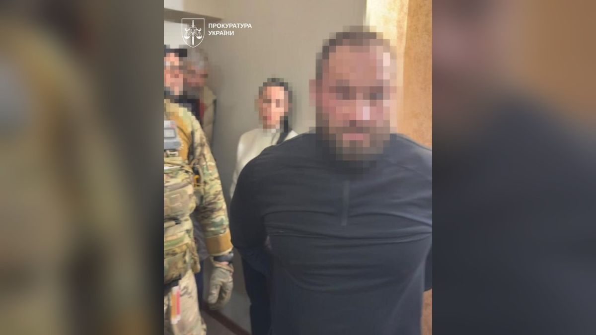 Готували напад із кислотою на жінку з Вишгорода за гроші: трьом — підозра Затриманий чоловік із розмитим обличчям і правоохоронець у камуфляжі під час затримання у справі про напад із кислотою