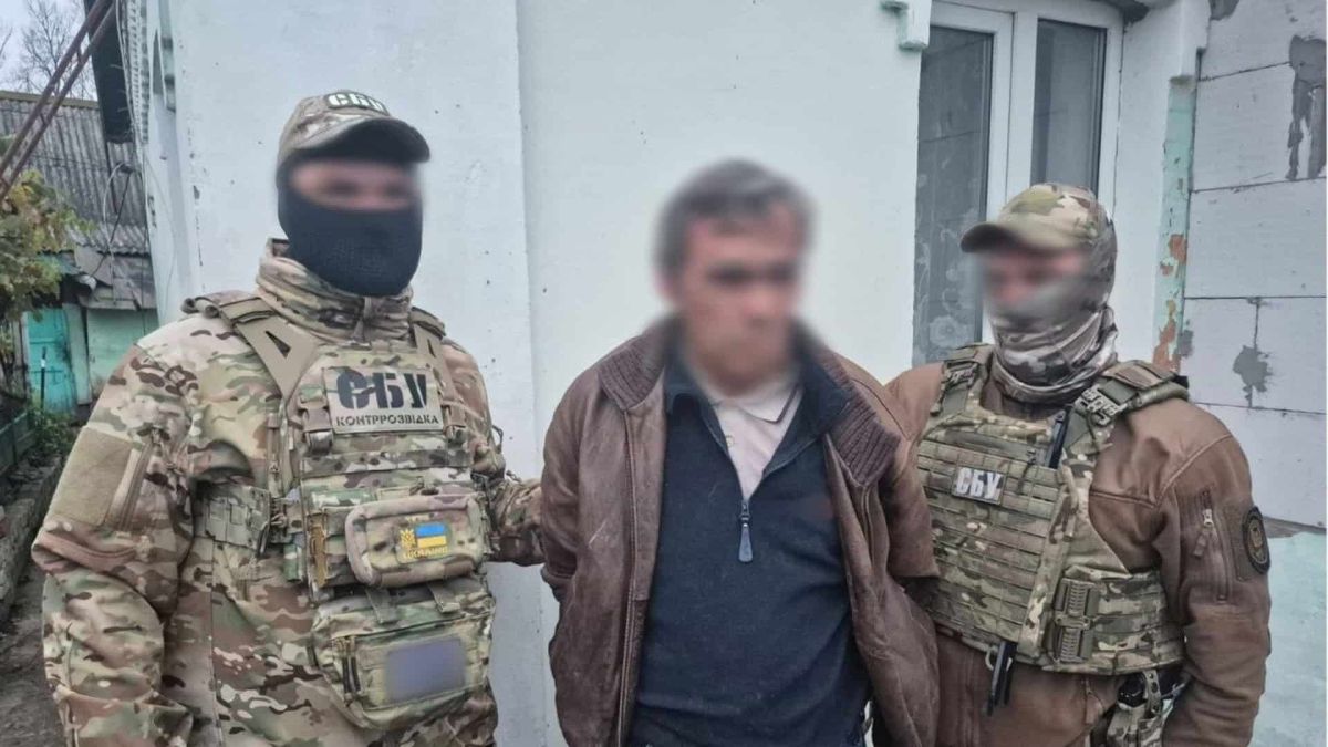 Співробітники контррозвідки СБУ в балаклавах і розмитий затриманий чоловік біля будинку на Київщині