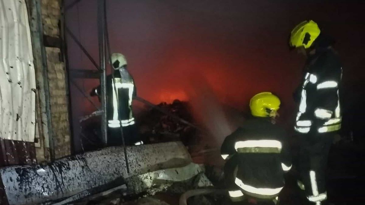 Атака на Київ: у Дніпровському р-ні загинув чоловік, поранено жінку (оновлено) Рятувальники ДСНС гасять пожежу вночі серед уламків будівлі після атаки на Київ 30 жовтня 2026 року