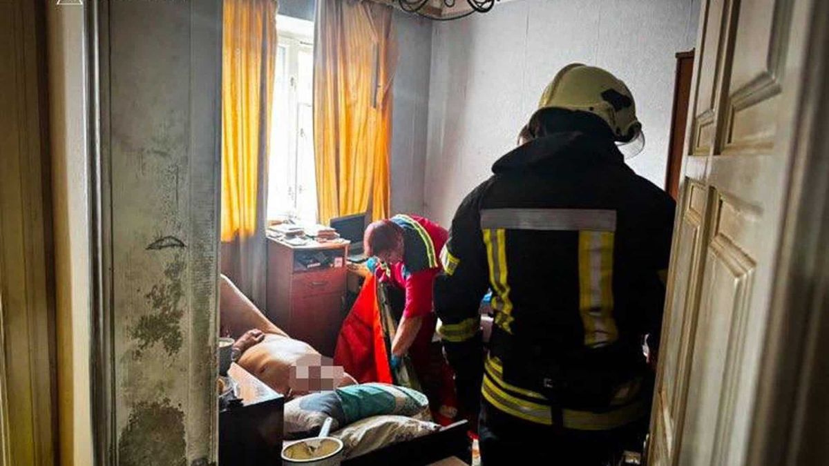 Чабани: рятувальники спустили непритомного чоловіка з третього поверху Рятувальники ДСНС Київщини переносять непритомного чоловіка з квартири на третьому поверсі у селищі Чабани на гнучких ношах