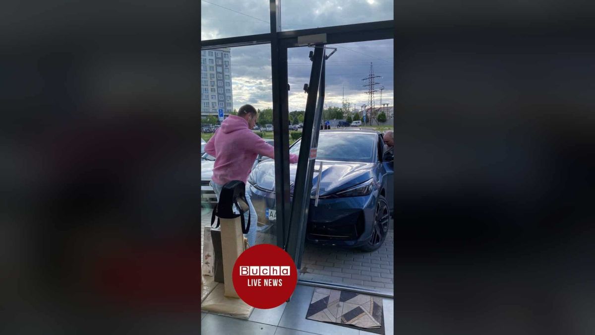 Темно-синій SUV протаранив скляний фасад зоомагазину на вулиці Тарасівській у Бучі — очевидець знімає місце ДТП