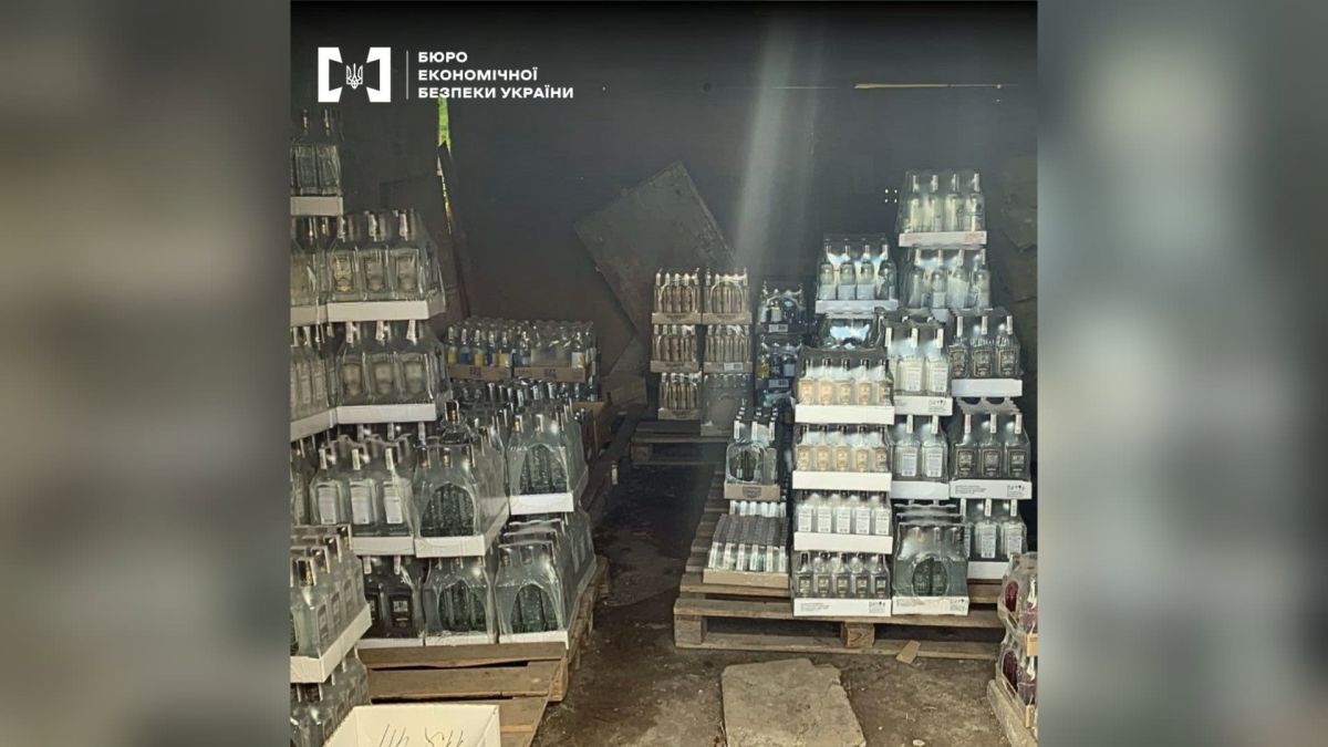 Киянин постане перед судом за контрабанду тютюну та алкоголю на 2,1 млн грн Вилучений фальсифікований алкоголь та тютюн на Київщині на суму понад 2,1 млн грн під час обшуку БЕБ