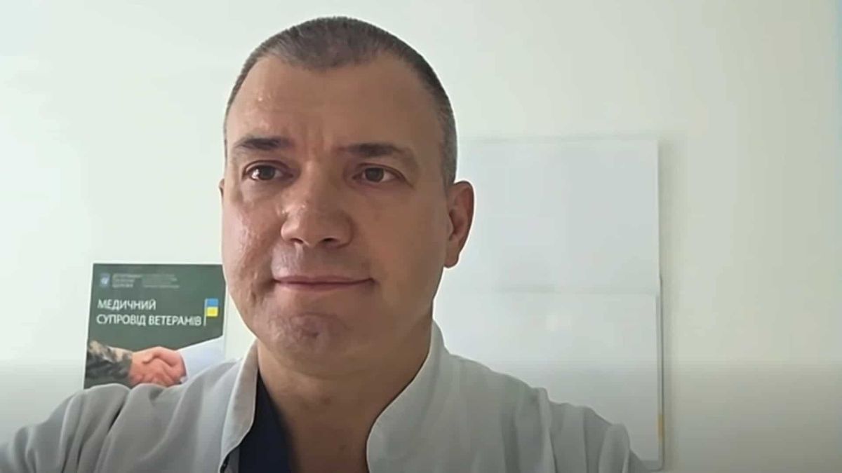 Медкоординатор для ветеранів Києва: понад 10 000 звернень з 1 січня 2026 Медичний координатор розповідає про супровід ветеранів на тлі постера Медичний супровід ветеранів