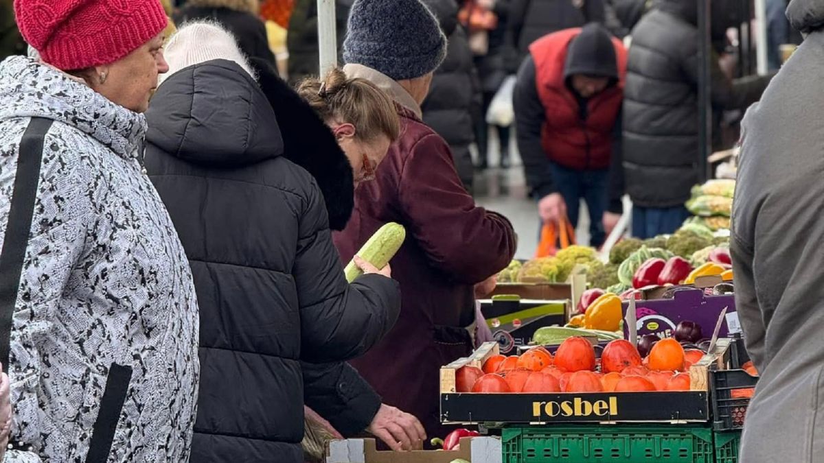 Продуктовий сільськогосподарський ярмарок у Києві, торговельні намети з овочами та фруктами