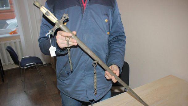 Церемоніальна шпага-меч Командорства Ордену Тамплієрів, вилучена митниками