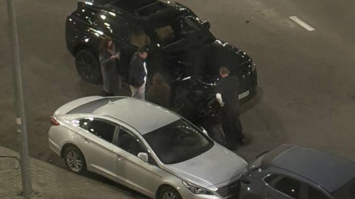 Чорний Range Rover після зіткнення з припаркованими автомобілями вночі у Подільському районі Києва