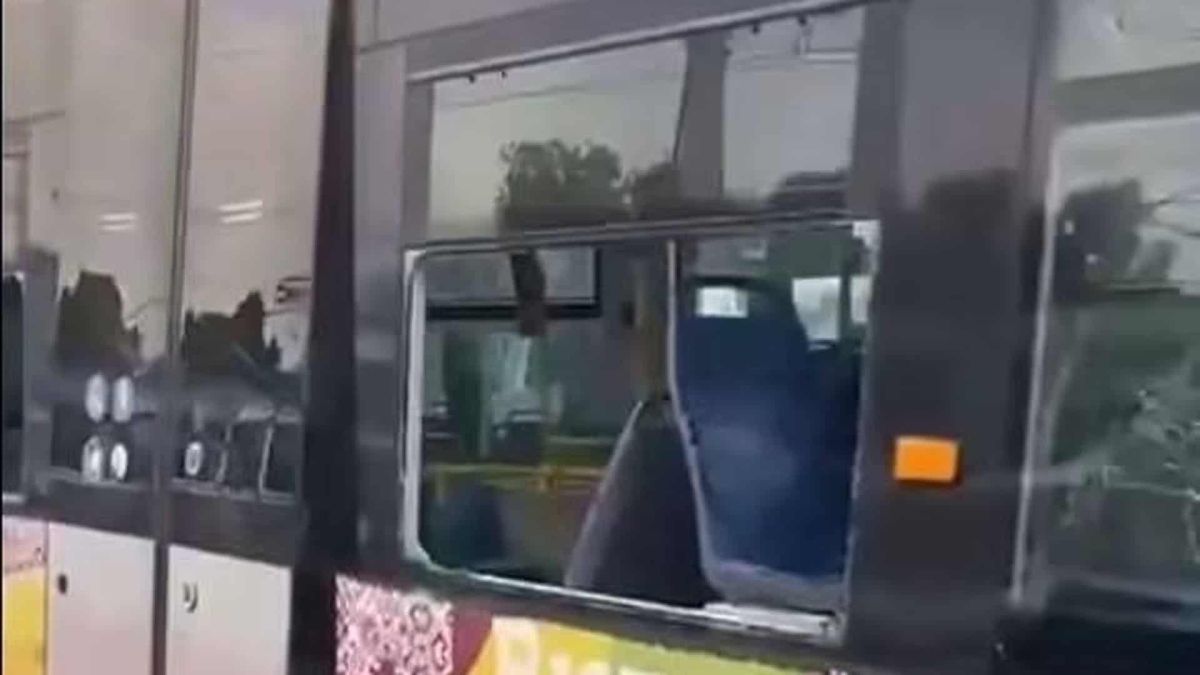 Трамвай Pesa 71-414К у депо ім. Шевченка в Києві чекає на ремонт після атаки 8 липня — 40 пошкоджених вагонів