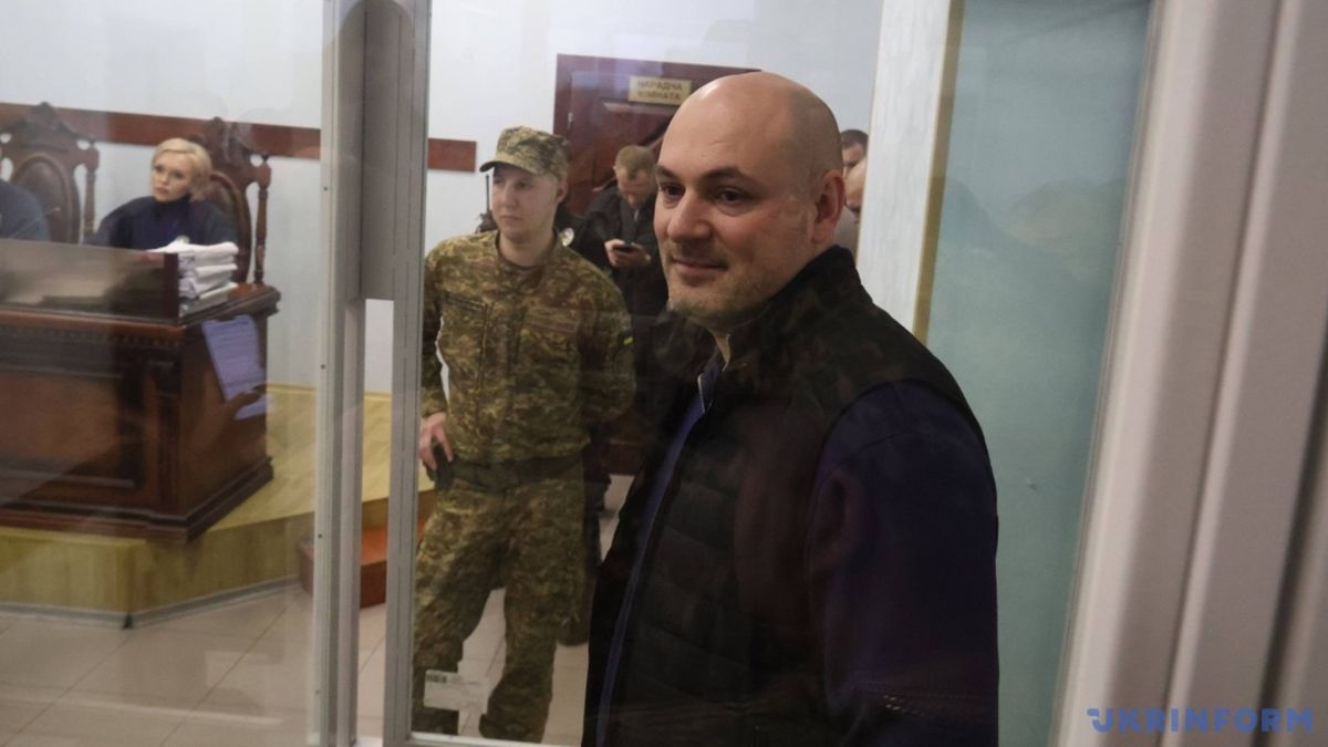 Руслан Магамедрасулов в камері в суді