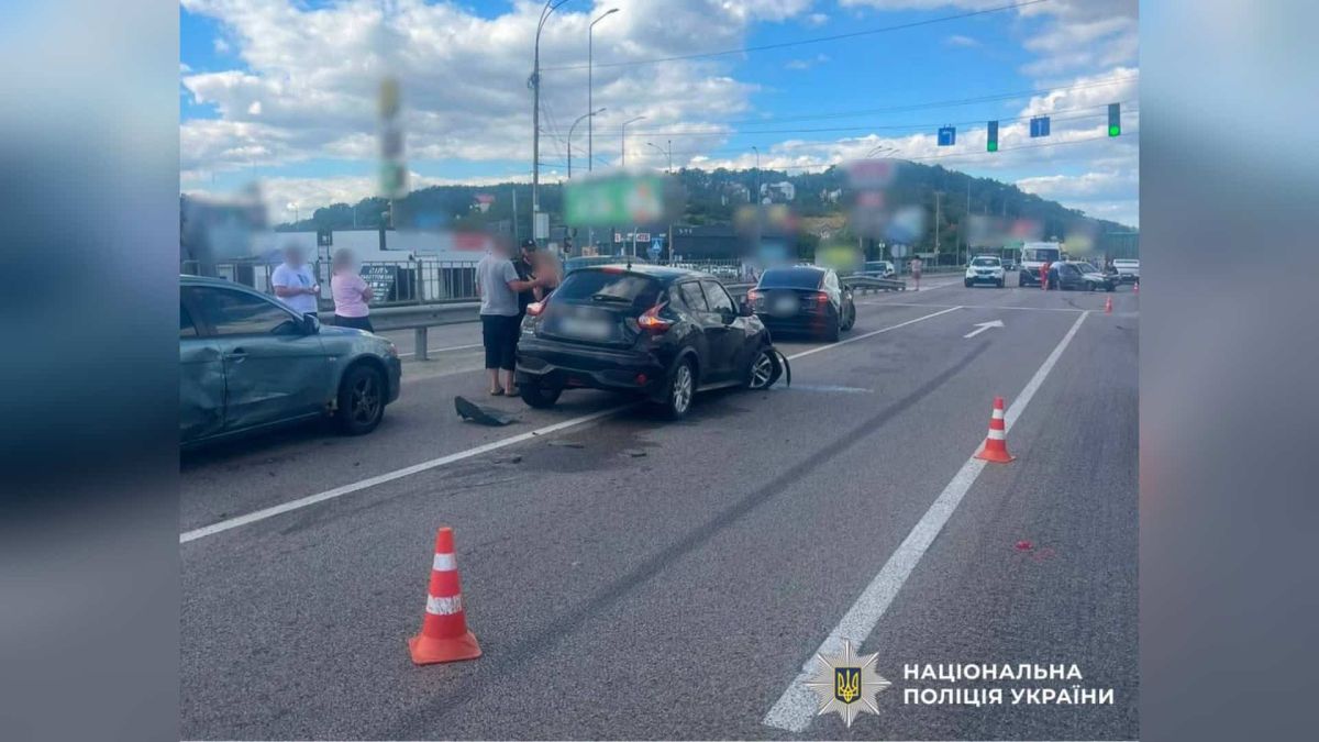 ДТП на Обухівщині: четверо постраждалих після зіткнення чотирьох авто Місце масштабного ДТП на Обухівщині, де зіткнулися чотири автомобілі і постраждали четверо людей, серед яких дитина
