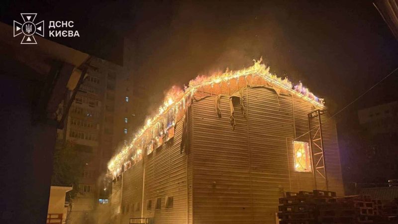 Головні новини Києва | Kyiv.News Масштабна пожежа на складському приміщенні в Києві після нічної ракетно-дронової атаки 20 серпня 2026 року, гасіння вогню рятувальниками ДСНС