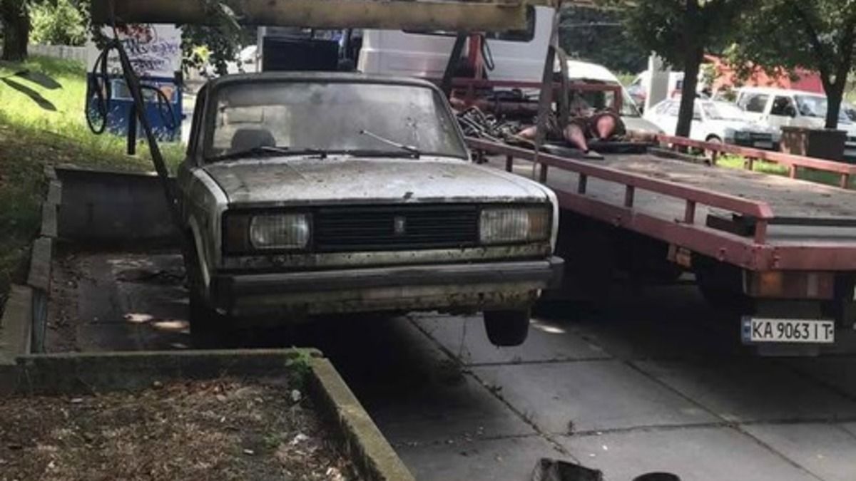 У Подільському районі Києва триває прибирання покинутих авто: вже евакуйовано 13 машин