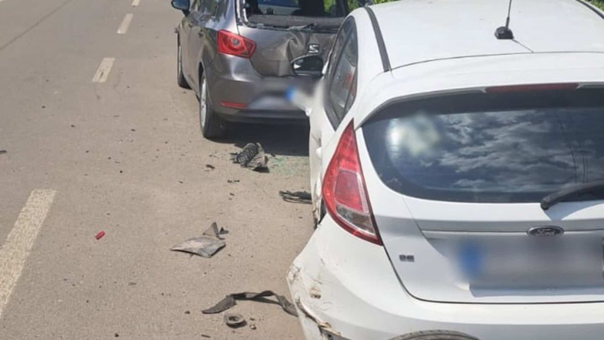 Volkswagen збив чотири авто в Дарниці: водій мав 2,8 проміле Пошкоджений Volkswagen після зіткнення з чотирма припаркованими авто у Дарницькому районі Києва, водій показав 2,80 проміле