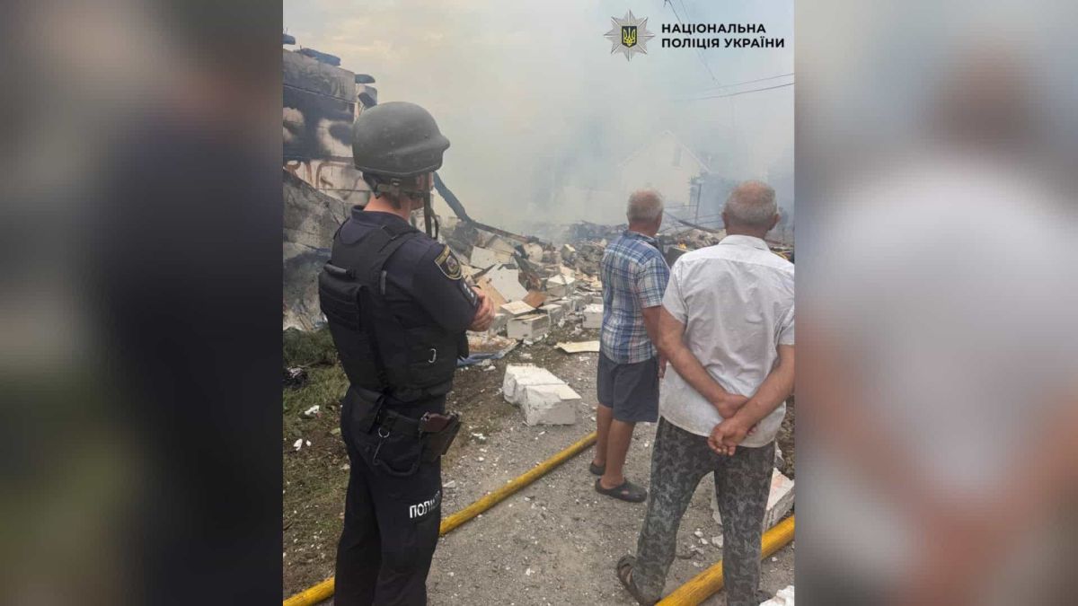 Поліцейські Київщини на місці ворожої атаки у Бучанському районі, де загинули двоє людей і пошкоджено три будинки