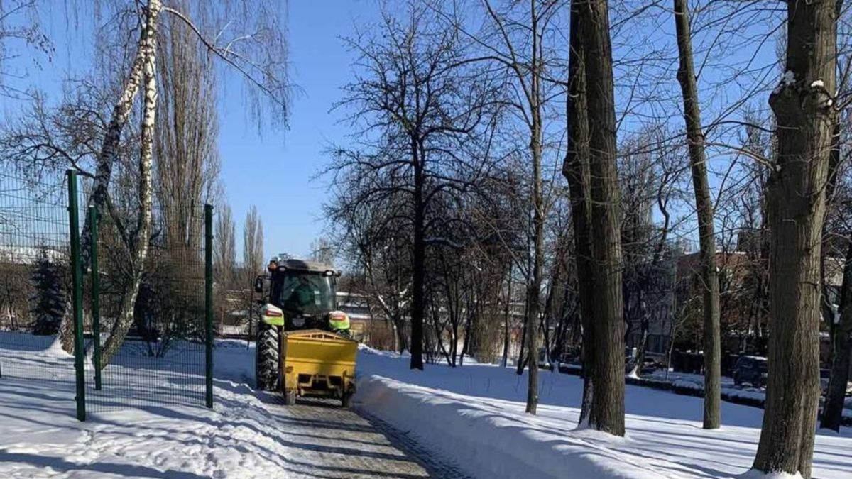 Трактор везе у причепі пісок