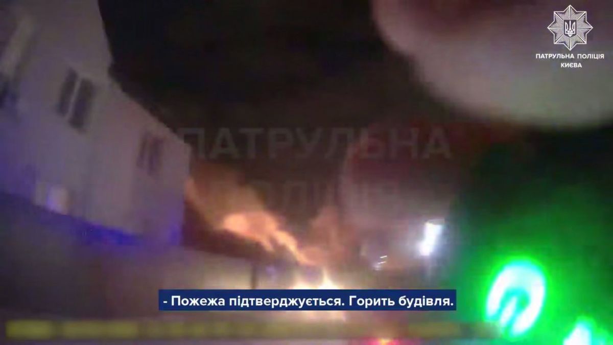 Патрульні врятували містян з палаючого будинку в Солом'янськ