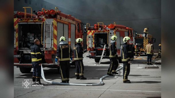 Бориспільський район: ДСНС залучила авіацію для гасіння пожеж після обстрілу Рятувальники ДСНС Київщини гасять пожежі складських будівель на трьох локаціях після 28 ворожих атак за добу