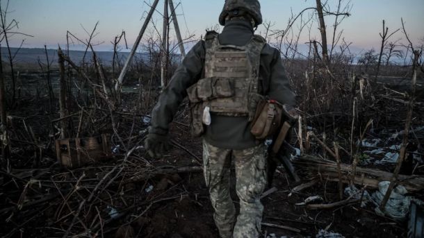 Український військовий на лінії фронту