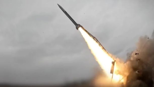 Балістична ракета FP-7 злітає з наземної пускової платформи, залишаючи яскравий вогняний слід на тлі хмарного неба під час випробувань