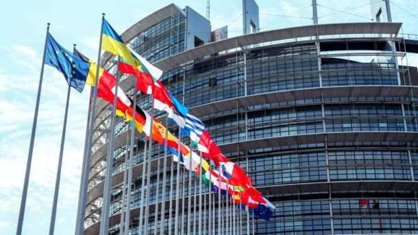 Український прапор біля будівлі Європарламенту