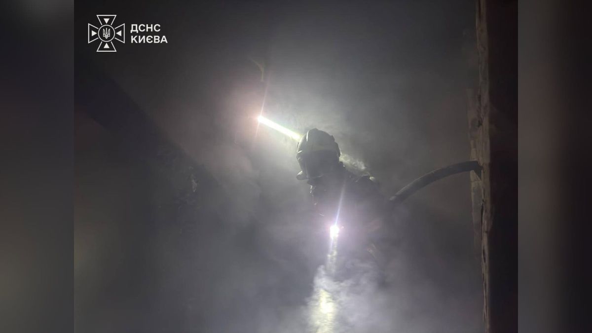 Пожежа у двоповерховому житловому будинку на вулиці Луцькій у Подільському р-ні Києва — рятувальники врятували жінку