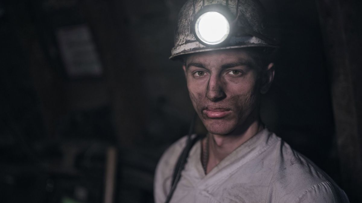 Працівник ДТЕК — кадр із виставки «До світла / Into the Light» Костянтина та Влади Ліберових