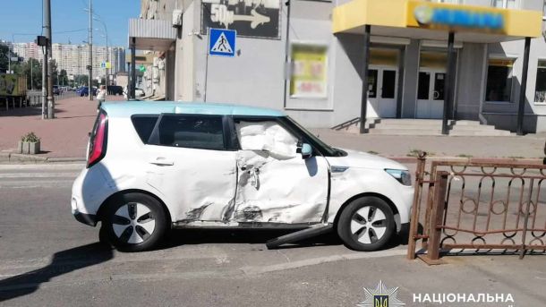 Місце смертельного зіткнення автомобіля KIA Soul і мотоцикла Geon Dakar на вулиці Васильківській у Голосіївському районі Києва — загинув 26-річний мот