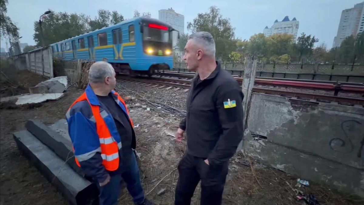 Влучання в Південний міст: метро не курсує до «Червоного хутора» (оновлено) Віталій Кличко розмовляє з працівником метрополітену біля наземної колії метро, якою їде поїзд, після нічної атаки на Київ