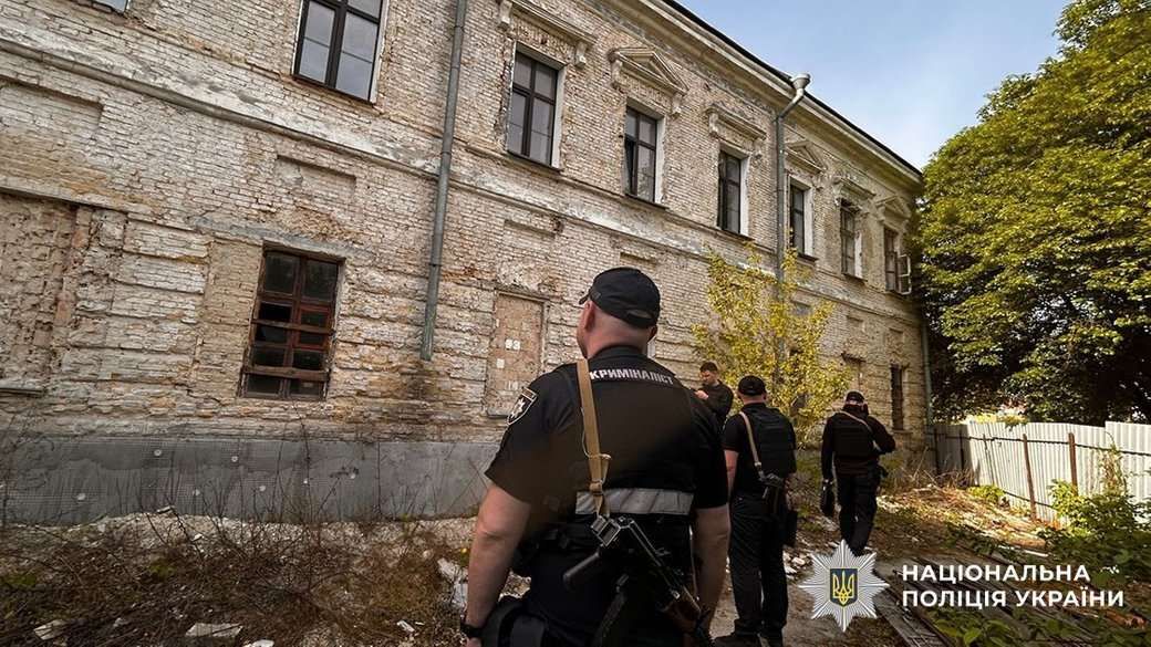 На столичному Подолі знайшли людські рештки, які виявились археологічними знахідками. Фото: Поліція Києва