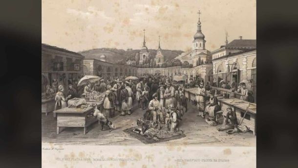 Історична гравюра Гостиного двору в Києві з торговельними рядами, людьми та церковними банями на фоні