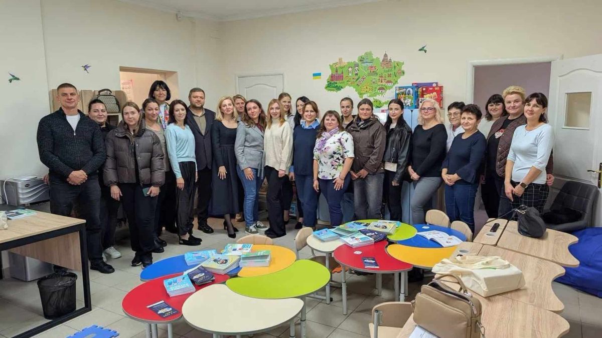 У Літках на Київщині відкрили простір психологічної підтримки для дітей Учасники відкриття кабінету психологічної підтримки дітей у селі Літки на Київщині стоять у кімнаті з кольоровими столами