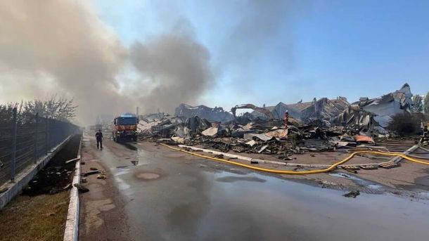 Рятувальники Київщини третю добу гасять пожежі після ворожої атаки Рятувальники ДСНС гасять пожежу на місці знищеного логістичного комплексу DENKA LOGISTICS у селі Чайки після нічної російської атаки