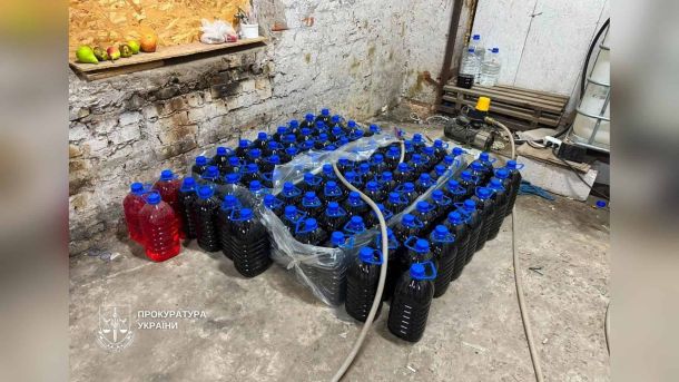 Підпільний цех із виробництва фальсифікованого алкоголю у Києві: вилучено 148 тис. пачок цигарок і 1 т спирту на 12 млн грн
