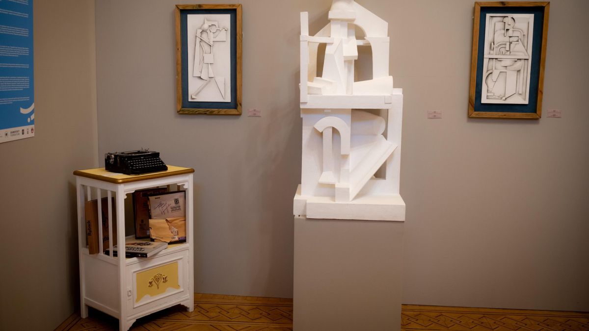 Виставка скульптур і картин в музеї Авангарду в Києві