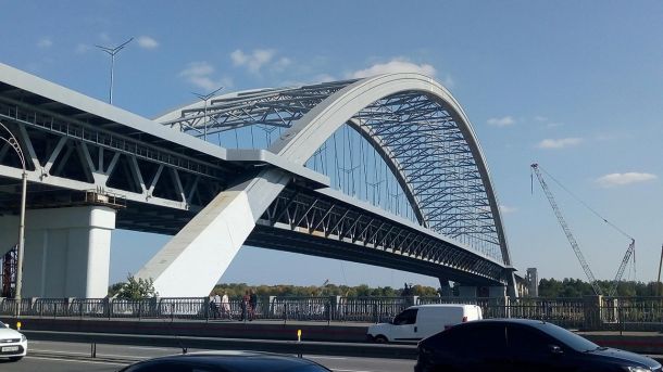 Подільсько-Воскресенський міст у Києві — масивна аркова конструкція з металевими фермами, що простягається через Дніпро
