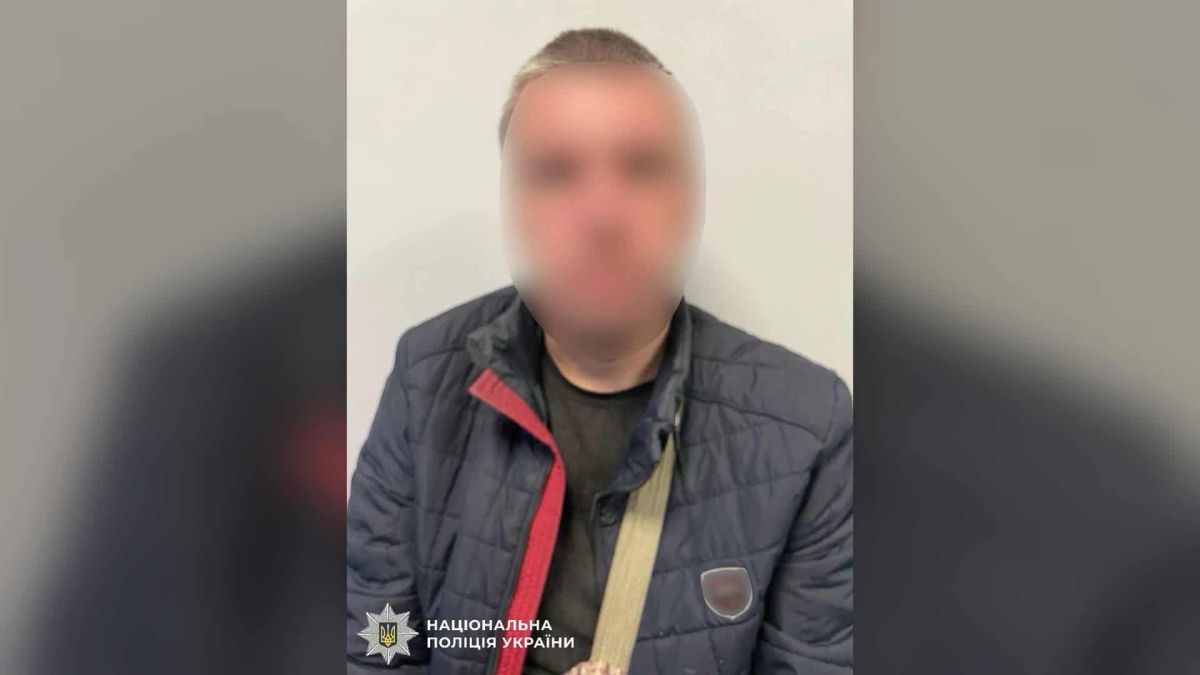 Затриманий 33-річний житель Броварів, якого підозрюють у грабежі 5 тис. гривень водія маршрутки, з розмитим обличчям