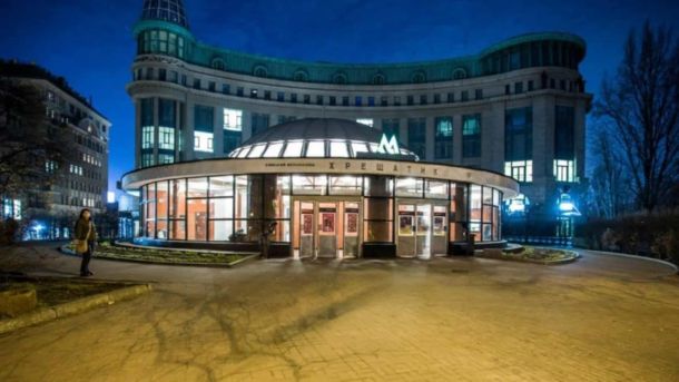 Вестибюль №3 «Хрещатика» відновив роботу: вхід до Алеї Героїв Вестибюль №3 станції метро Хрещатик біля Алеї Героїв Небесної Сотні вночі, Київ
