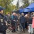 Поліцейський стоїть біля намету Бучанського районного управління поліції, де мешканці збираються після атаки на Київщину