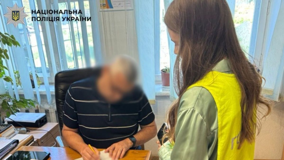 Підозрюваний начальник КП ШЕУ підписує документ