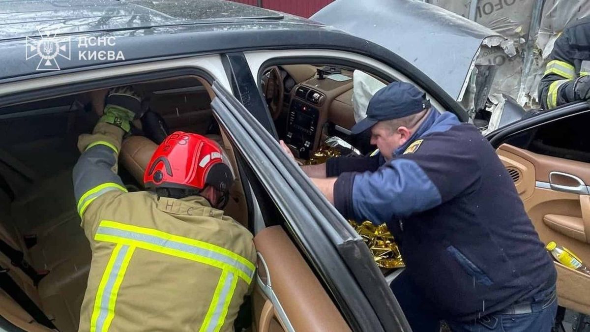 Рятувальники ДСНС Києва деблокують пасажирку з понівеченого Porsche після ДТП на вулиці Менделєєва у Печерському районі 26 квітня 2026