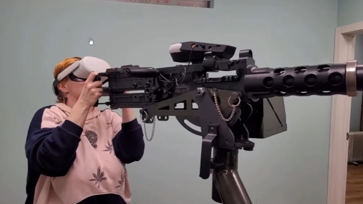 Учасники курсу мобільних вогневих груп ППО відпрацьовують стрільбу по дронах на симуляторі Browning M2 у Києві