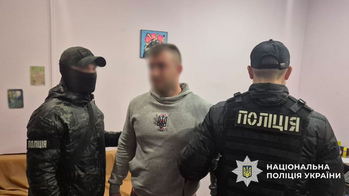 У столиці викрили лікаря, який за гроші підробляв медвисновки для водіїв Двоє поліцейських у бронежилетах затримують чоловіка у сірому худі в приміщенні